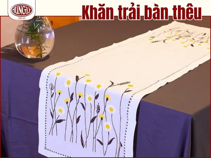 Khăn trải bàn thêu là gì