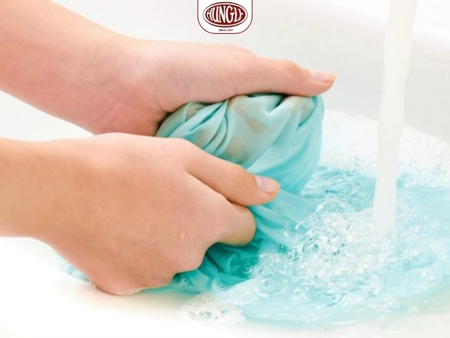 Đầm thêu tay rất tinh xảo nên khi dính bẩn mẹ cần xử lý cẩn thận